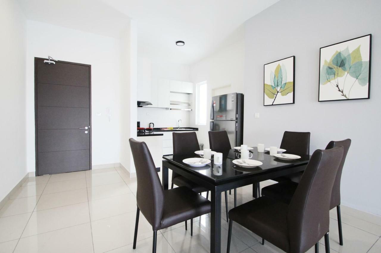 Pinnacle Tower Apartment Stay By Feel Suites Johor Bahru Exterior foto
